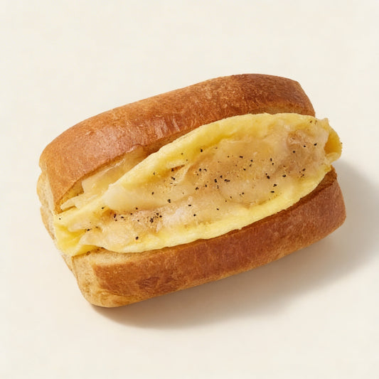 Brioche mit Omelette und Käse